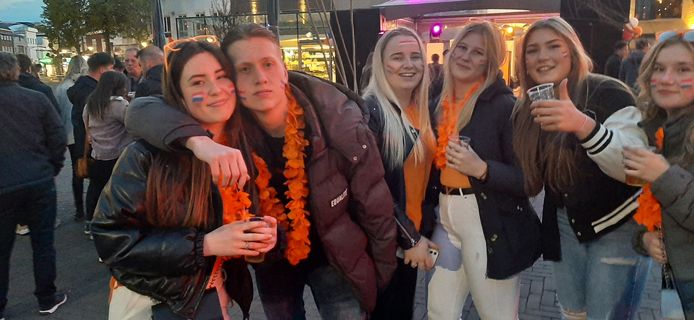 Amber, Roy, Jill, Tara, Samantha en Tara zijn helemaal klaar voor de Koningsnacht in Oss.