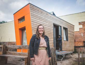 Hartverwarmend! Steinerschool bouwt ‘tiny house’ voor dakloze jongere in Brugse Poort