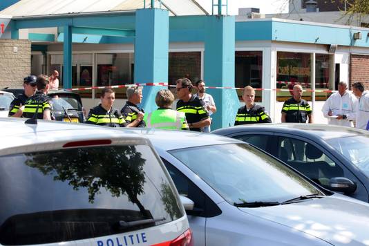 Veel politie bij het Nijmeegse café Istanbul na de dubbele moord.