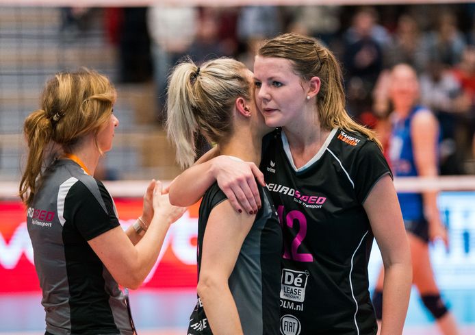Rochelle Wopereis troost de geblesseerd geraakte Judith Kamphuis.