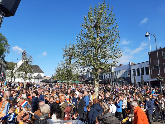 Veel Veenendalers op de Markt voor de traditionele aubade op Koningsdag.
