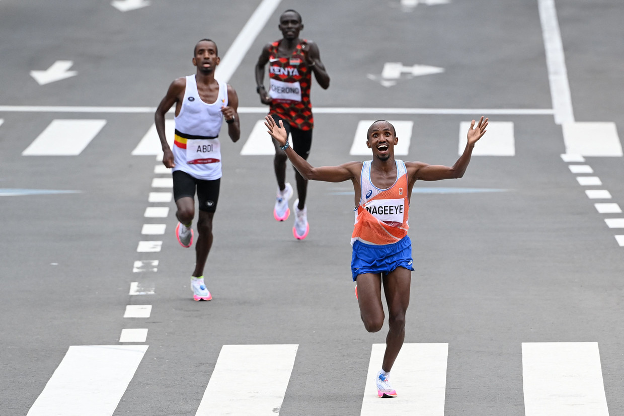 Nederlander Abdi Nageeye viert wanneer hij als tweede over de finishlijn loopt, met in zijn kielzog de Belgische Bashir Abdi, die de bronzen medaille bemachtigde.  Beeld AFP