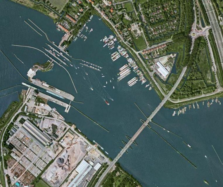 Bovenaanzicht van de Schellingwouderbrug. Linksboven de Oranjesluizen. Foto Google Maps Beeld 
