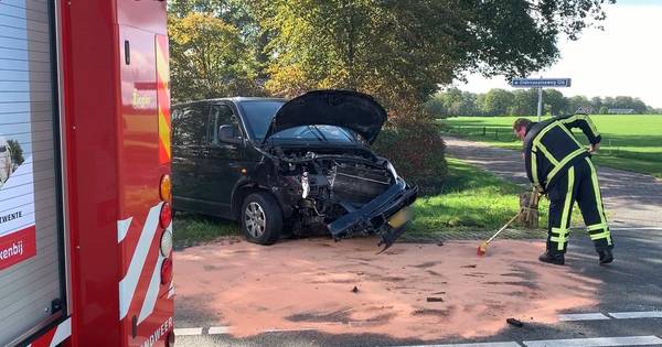 Auto beland in greppel na botsing in Fleringen: één persoon zwaargewond