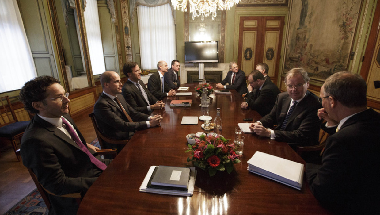 Ton Heerts (rechts) aan tafel bij de onderhandelaars van Rutte-II. Beeld ANP
