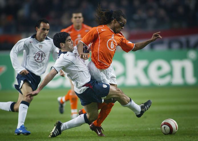 Claudio Reyna namens de VS in duel met Edgar Davids in 2004.