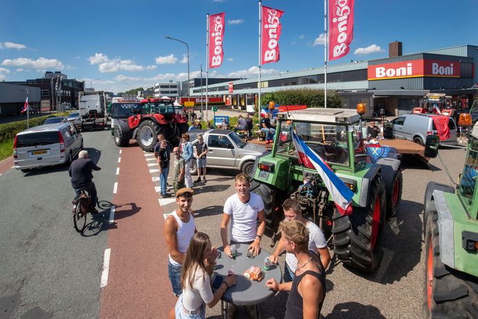 Protesterende boeren hebben vandaag het distributiecentrum van de Boni-supermarkt in Nijkerk geblokkeerd.