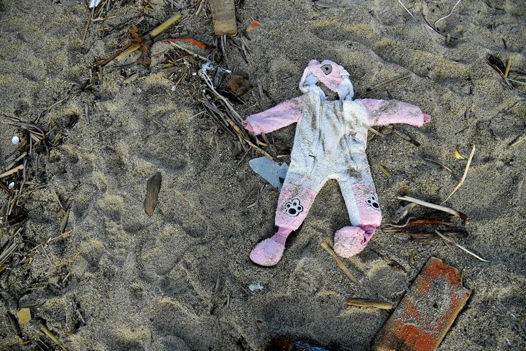 Een onesie die is aangespoeld aan de zuid-Italiaanse kust. De foto is op 28 februari genomen, twee dagen nadat een boot met migranten in de buurt schipbreuk leed. Beeld AFP