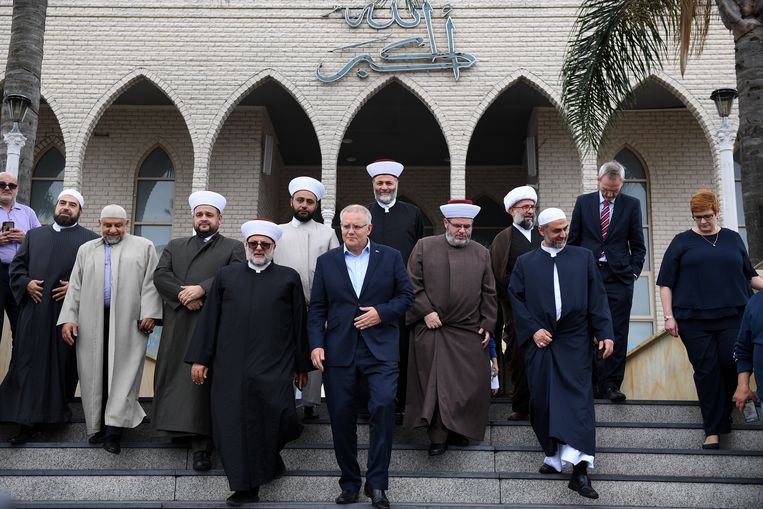 De Australische premier Scott Morrison (midden) na een ontmoeting met imams en leden van de islamitische gemeenschap in een moskee in Sydney. Beeld EPA
