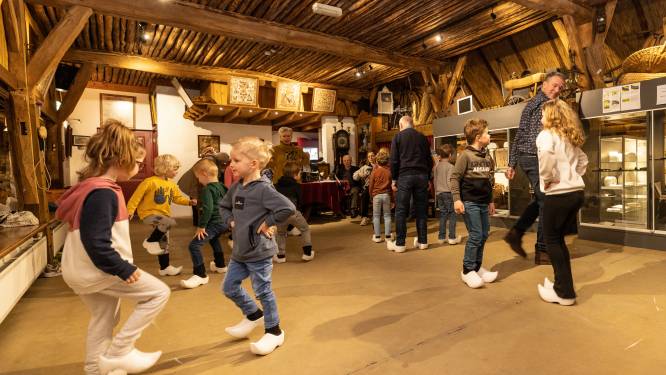 De geschiedenis heropent zich in deze boerenschuur in Markelo: ‘En de meisjes tussen 4 en 8 op de klompen’