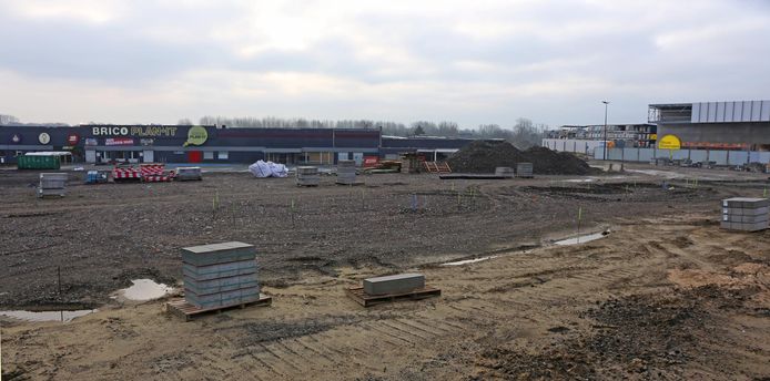 De voormalige Ikea-site biedt momenteel een troosteloze aanblik. Het Brico-gebouw op de achtergrond wordt afgebroken, het bioscoopcomplex zou rechts van dat gebouw opgetrokken worden.