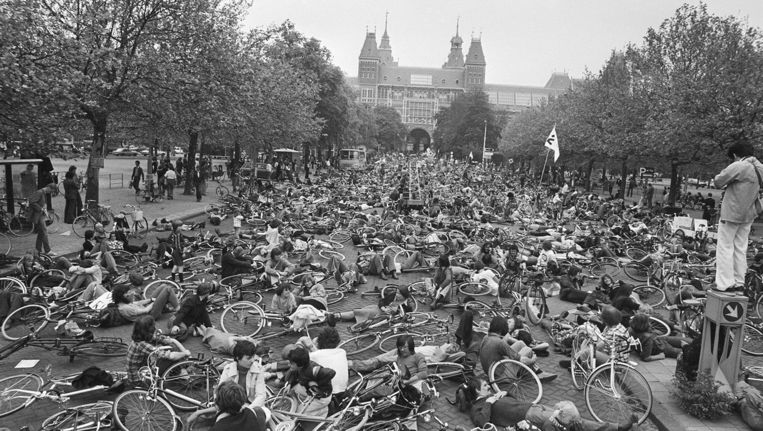Dakraam Nacht Onhandig Hoe de fiets de auto uit Amsterdam verjoeg | Het Parool