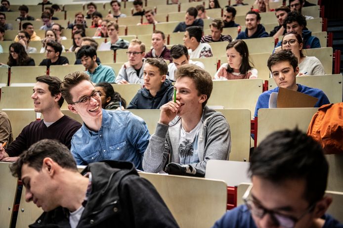 Colleges bij de TU Eindhoven zijn soms zo vol dat een deel van de studenten de bijeenkomst in een andere zaal via een live-verbinding volgt.