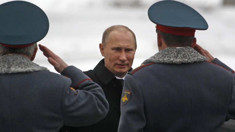 Russiche militairen brengen premier Poetin een saluut. Beeld ap