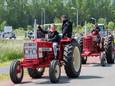 Lachen en zwaaien tijdens de eerste oldtimertocht voor trekkers op Zeeuws-Vlaams grondgebied in lange tijd.