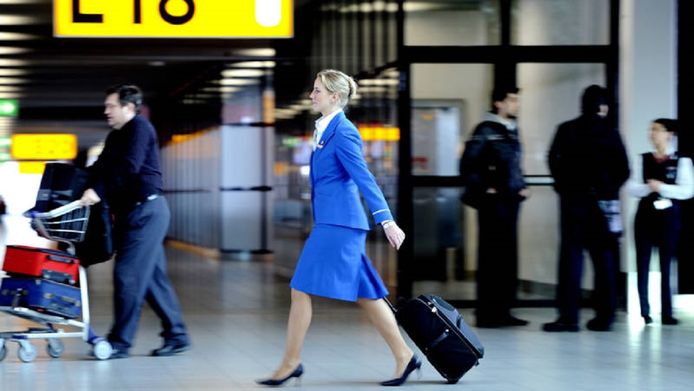 Een KLM-stewardess op de luchthaven Schiphol.