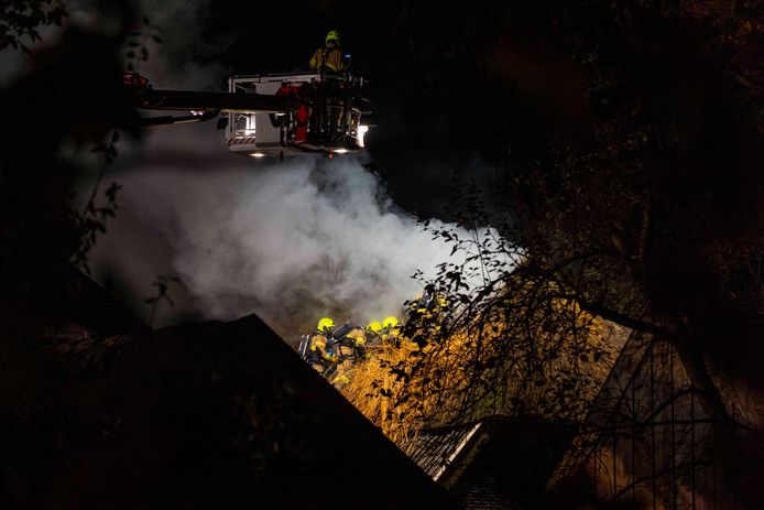 Rond middernacht was de brandweer nog volop bezig met het blussen van de brand in een woning aan de Tellingstraat in Drempt.