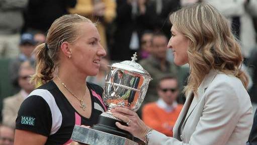 Svetlana Kuznetsova a reçu le trophée Suzanne Lenglen des mains de Steffi Graf, sextuple vainqueur des Internationaux de France.