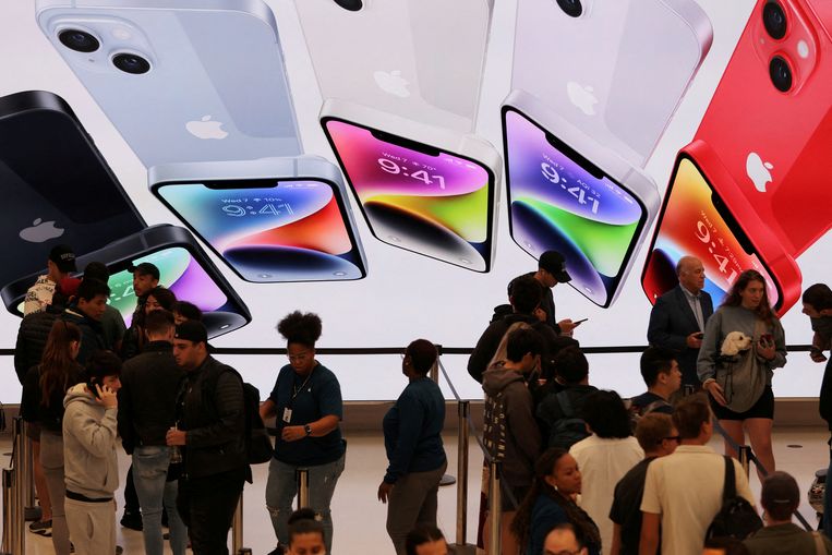 Bij de lancering van de nieuwe iPhone 14  in september 2022 stonden de klanten in lange rijen voor de Apple Store in New York. Beeld REUTERS