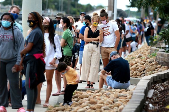 Mensen staan in lange rijen aan te schuiven om nog wat voedsel in te slaan in New Orleans vooraleer storm Marco aan land komt.