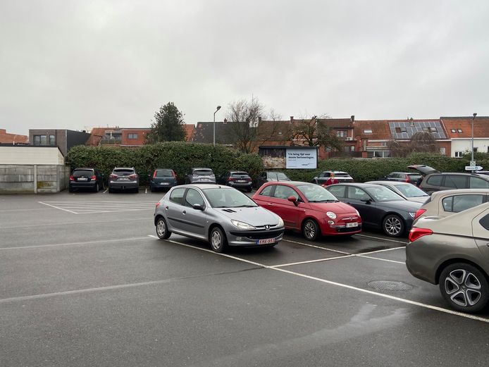 De parking aan de linkerzijde. In de nieuwe opstelling komt de supermarkt aan de linkerkant met heel de parking aan de rechterzijde.