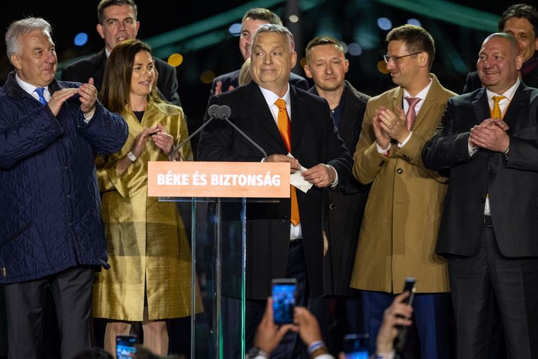 Viktor Orban tijdens zijn overwinningstoespraak zondag.  Beeld Getty Images