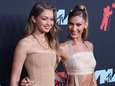 Zusjes Bella en Gigi Hadid gaan helemaal uit de kleren voor Versace