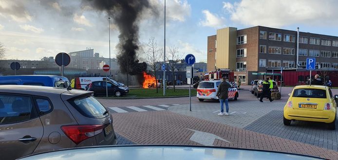 De brandende auto bij het Isala Ziekenhuis in Zwolle.