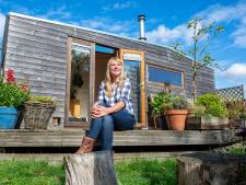 Tiny house-pionier Marjolein heeft gewild plekje in de Olstergaard binnen: ‘Ik heb er zoveel zin in’