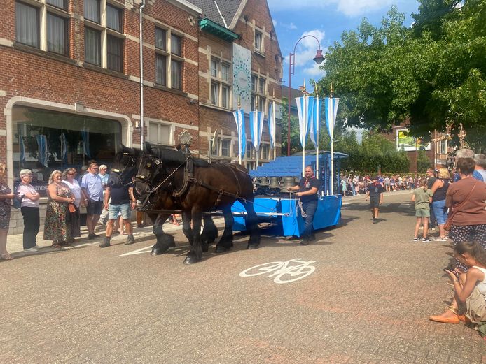 Folklorestoet brengt ambiance naar de stad | Aarschot | hln.be