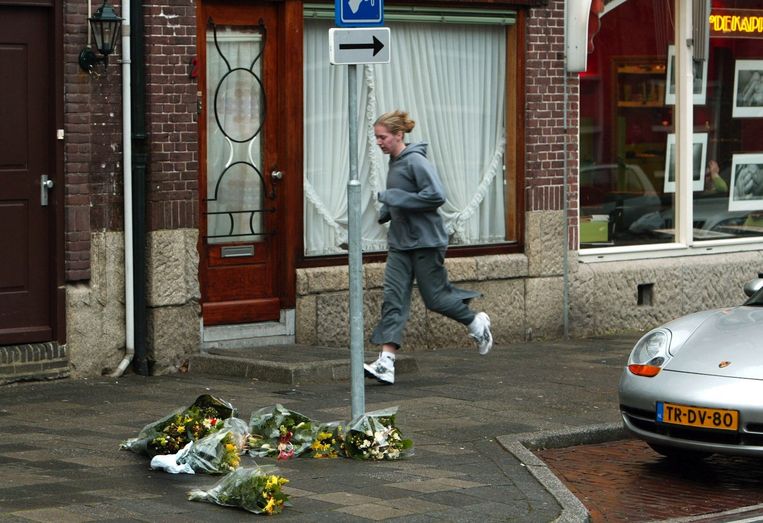 Bloemen op de plek waar Cor van Hout vermoord werd in januari 2003, aan de Dorpsstraat in Amstelveen Beeld anp