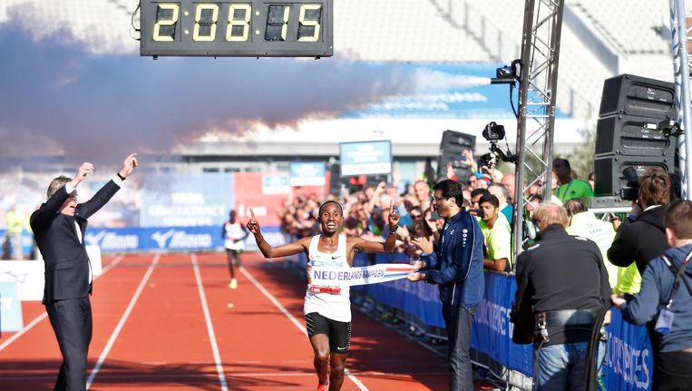 Abdi Nageeye een jaar geleden bij de finish van de Amsterdam Marathon. Beeld anp