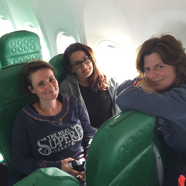 Terug (v.l.n.r.): Edith Hubers, Goenav Mustafa en Anne Houben. Beeld  