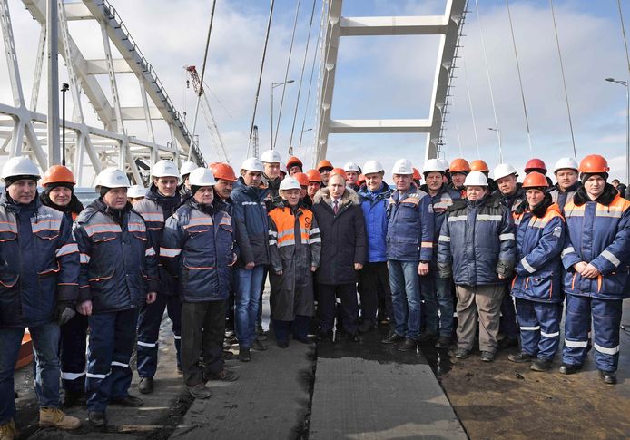 De Russische president Vladimir Poetin inspecteert het voltooide weggedeelte van de Krim-brug over de Straat van Kertsj, naar de Krim. Foto Aleksey Nikolskyi/Sputnik