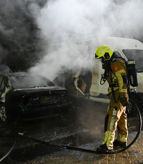 Veel schade door autobrand op parkeerplaats voor flat in Breda