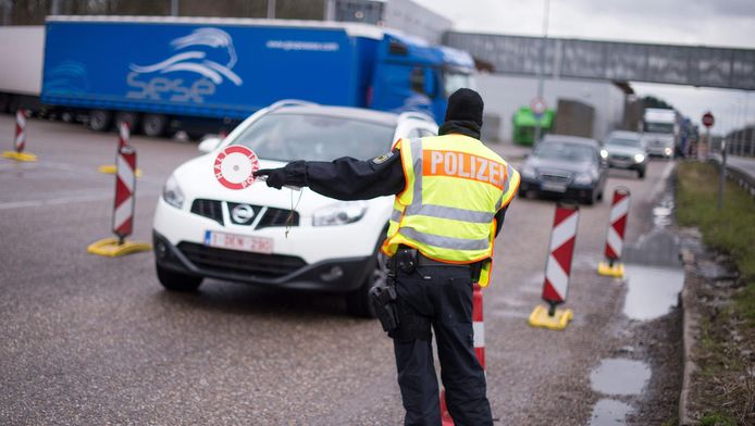 Archiefbeeld van verscherpte grenscontroles aan de Duits-Belgische grens op 23 maart, een dag na de aanslagen in ons land.