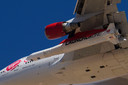 Archiefbeeld. De Boeing 747 'Cosmic Girl' met de LauncherOne onder de vleugel tijdens een testmissie in Mojave, Californië.