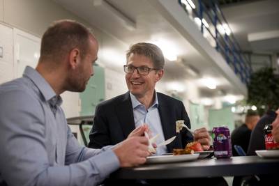 Minister Dekker dineert in de Blueband Bajes Arnhem