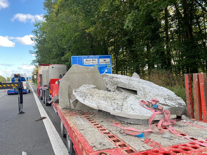 De haakarm sloeg te pletter tegen de lading van de vrachtwagen waardoor de snelweg bezaaid lag met beton.