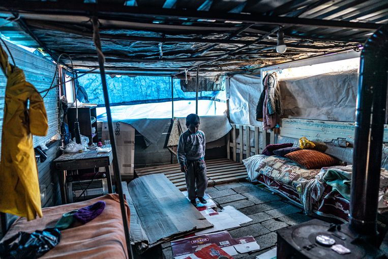 Maison temporaire auto-fabriquée à côté de la maison où la famille n'ose plus dormir.  Image Joris van Gennip pour le Volkskrant 