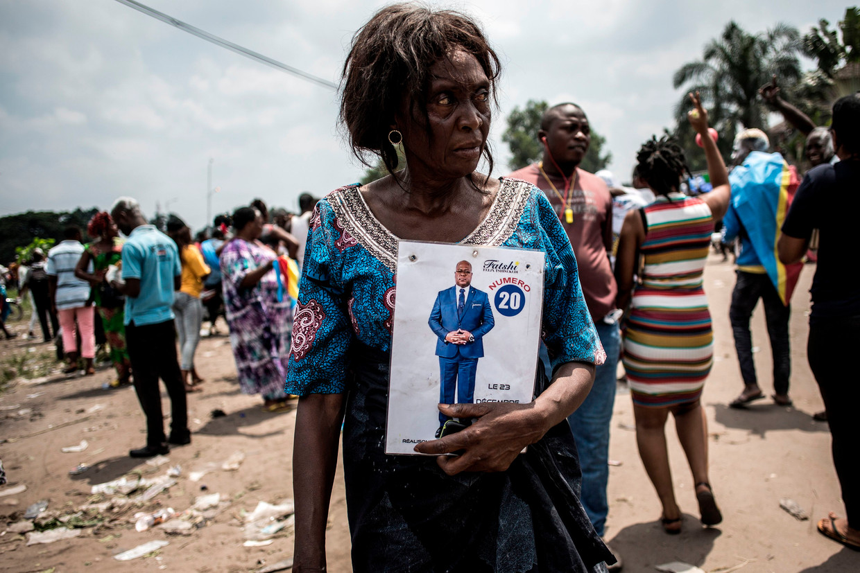 Een aanhanger van Felix Tshisekedi op straat in Congo.  Beeld AFP