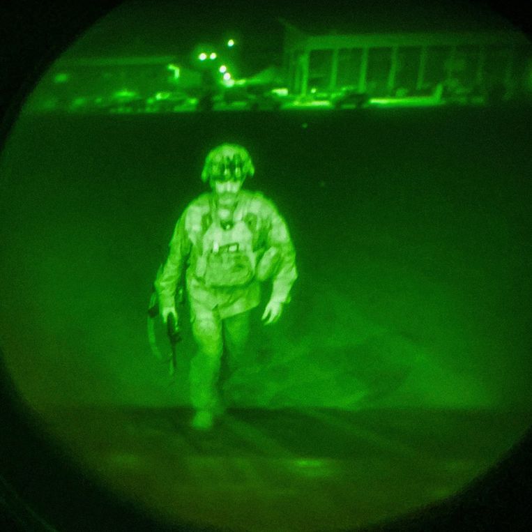 Majoor-generaal Chris Donahue van de Amerikaanse luchtmacht was de laatste Amerikaanse militair die op het vliegtuig stapte. Beeld AP