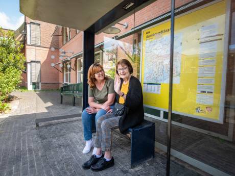 Verpleeghuis in Apeldoorn heeft bushokje voor mensen met dementie: ‘Weet u ook de bus naar Hoenderloo?’