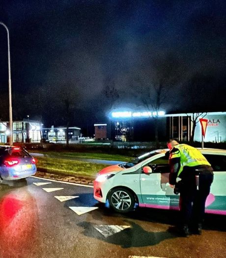 Blije wijkagent na alcoholcontrole in Gorinchem: ‘Alle bestuurders bliezen de ‘P’ van prima!’