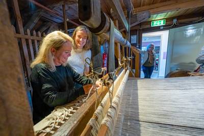 Op het oude weefgetouw in Borne worden de geheimen van Rembrandts doeken ontrafeld
