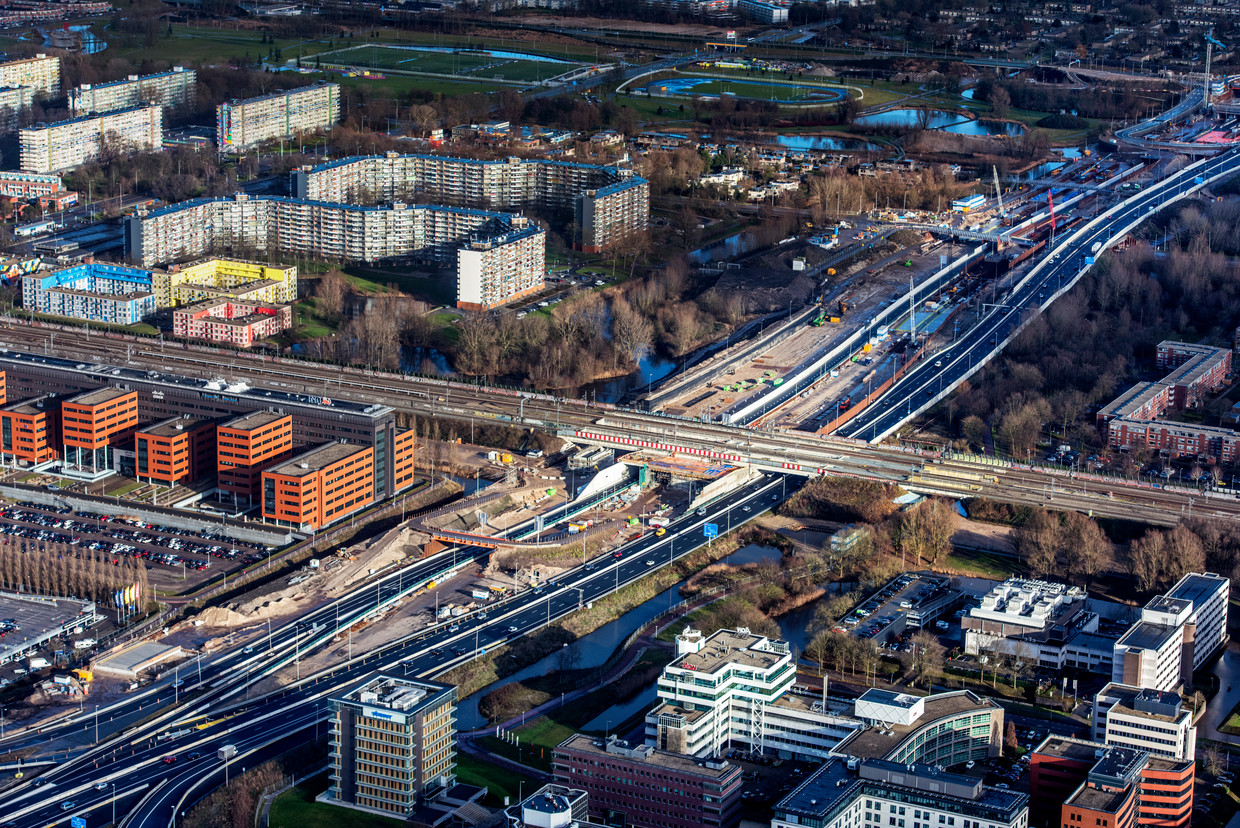 De verbreding van de A9 in 2017. Zulk soort bouwprojecten zullen door de uitspraak van de Raad van State opnieuw getoetst moeten worden. Zo werd de verbreding van de A27 op sommige plekken tegengehouden.