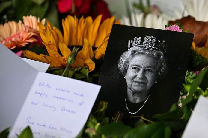 Een portret van de overleden Queen Elizabeth II in de Londense bloemenzee.