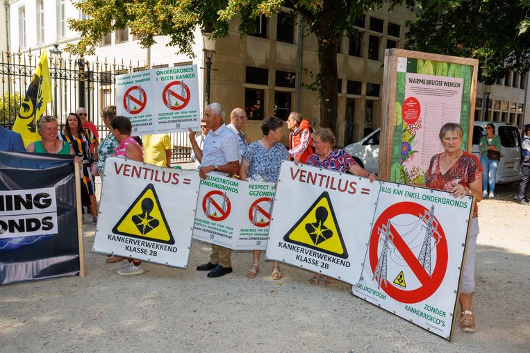 Lokale boeren protesteren tegen het Ventilus-project bij de residentie van de West-Vlaamse gouverneur in Brugge.  Beeld BELGA