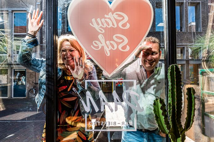 Raymond de Jong en vriendin Laura Haakmeester hebben voor 1 juni direct gereserveerd bij bar biefstro Daan.