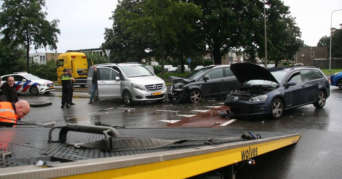 Flinke ravage na ongeval met drie autos in Almelo: slachtoffer met onbekend letsel naar ziekenhuis.
